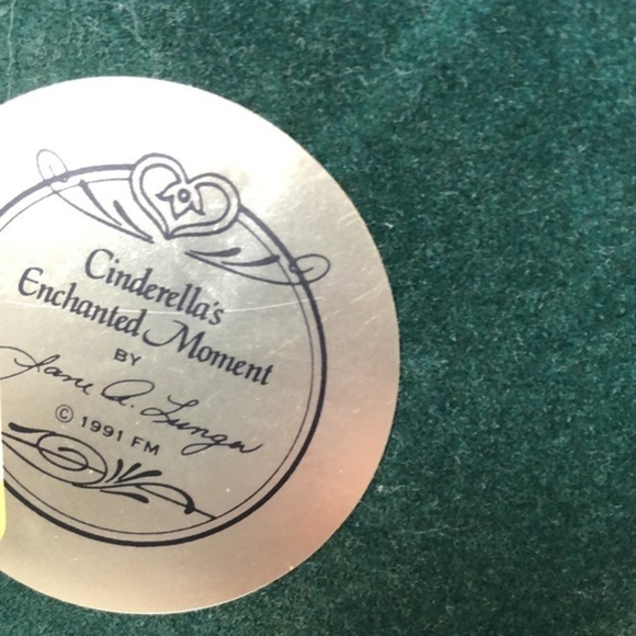 CINDERELLA | 1991 Cinderella Enchanted Moment Glass Bell Sparkle Snow Globe - Picture 8 of 11